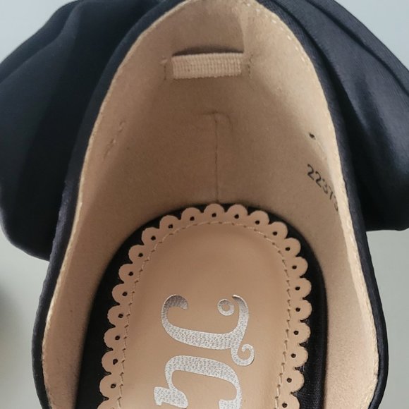 Journee Collection Tanzi Black Satin Pump 6.5 - Picture 6 of 6